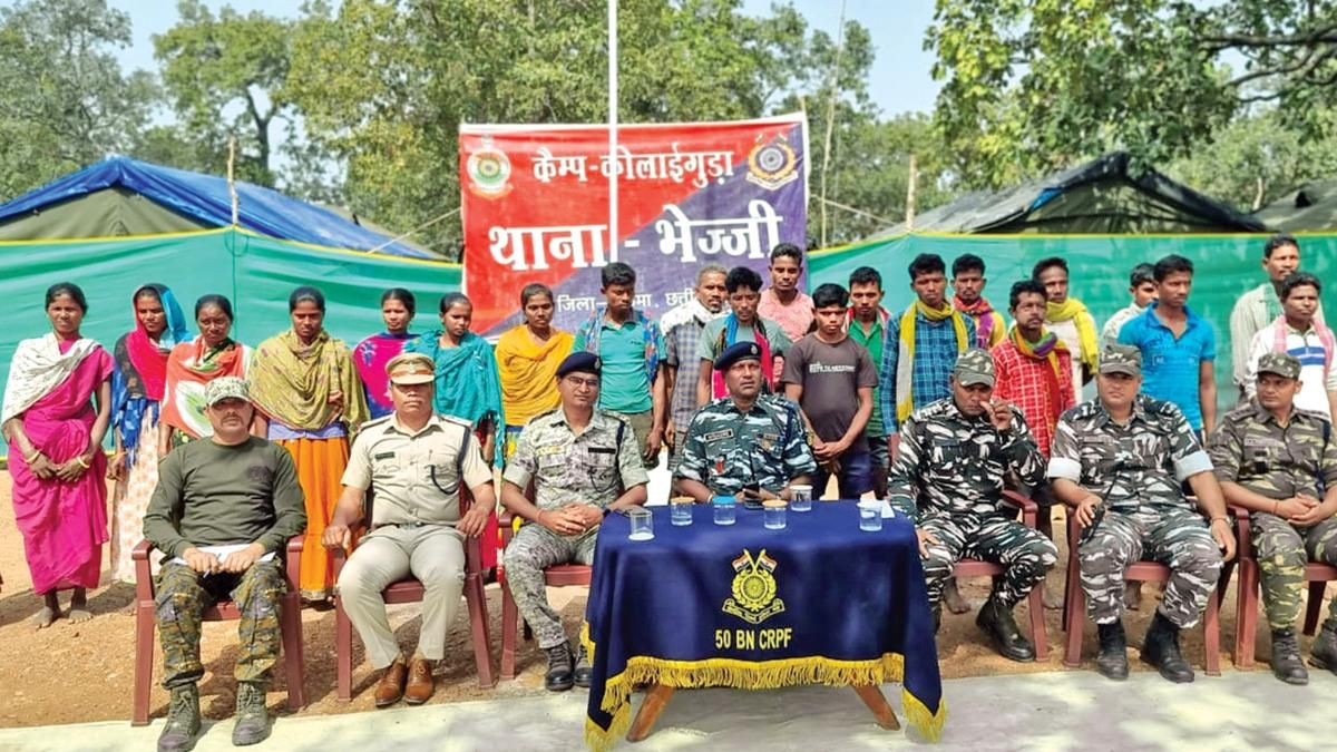 बड़ी कामयाबी सुकमा जिले के मलाईगुड़ा कैंप में गणतंत्र दिवस पर सरेंडर करने वाले 23 माओवादियों के साथ सुरक्षाकर्मी
