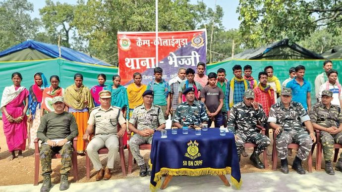 बड़ी कामयाबी सुकमा जिले के मलाईगुड़ा कैंप में गणतंत्र दिवस पर सरेंडर करने वाले 23 माओवादियों के साथ सुरक्षाकर्मी