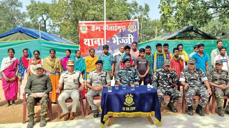 बड़ी कामयाबी सुकमा जिले के मलाईगुड़ा कैंप में गणतंत्र दिवस पर सरेंडर करने वाले 23 माओवादियों के साथ सुरक्षाकर्मी