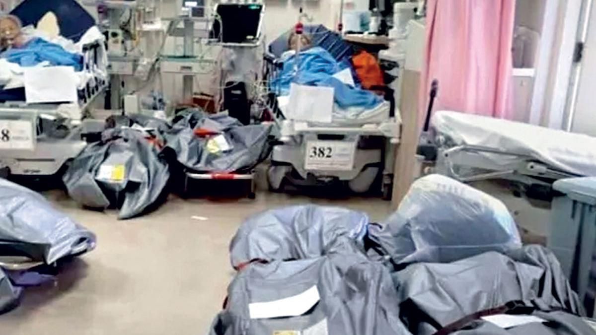 उधर फिर जानलेवा हांगकांग के एक अस्पताल में वेंटिलेटर पर चल रहे मरीजों के आसपास रखे कोविड के शिकार लोगों के बॉडीबैग