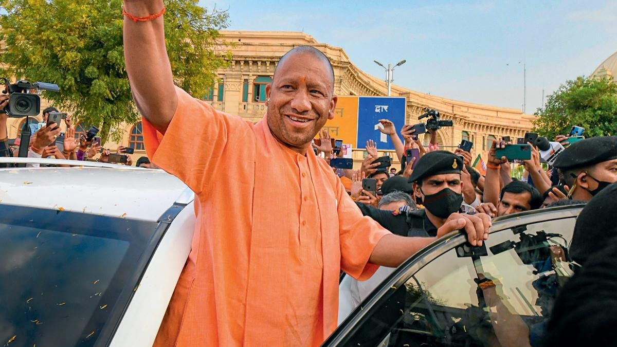 अगुआ योगी पार्टी की जीत के बाद लखनऊ में समर्थकों को धन्यवाद देते योगी आदित्यनाथ