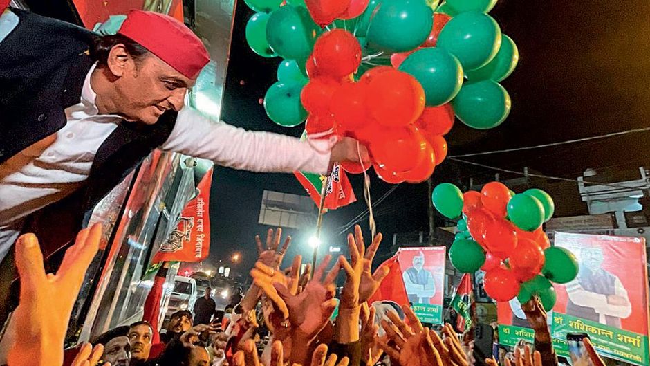 पहुंचने का प्रयास रायबरेली में अखिलेश के समर्थक उनका भव्य स्वागत करते हुए