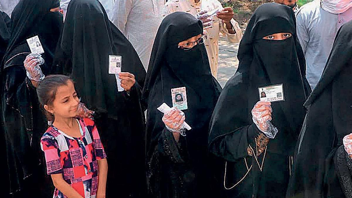 सार्थक बने रहने का प्रयास विधानसभा चुनावों के दौरान वाराणसी में मतदान केंद्र पर मतदाता