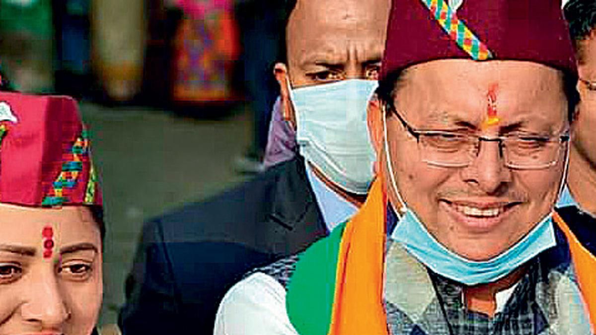 वोट देने के बाद धामी और उनकी पत्नी गीता धामी