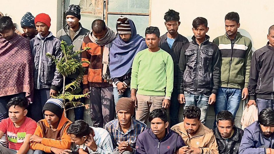 नवादा के थालपोस गांव में एक साथ पकड़े गए 33 साइबर फ्रॉड युवक
