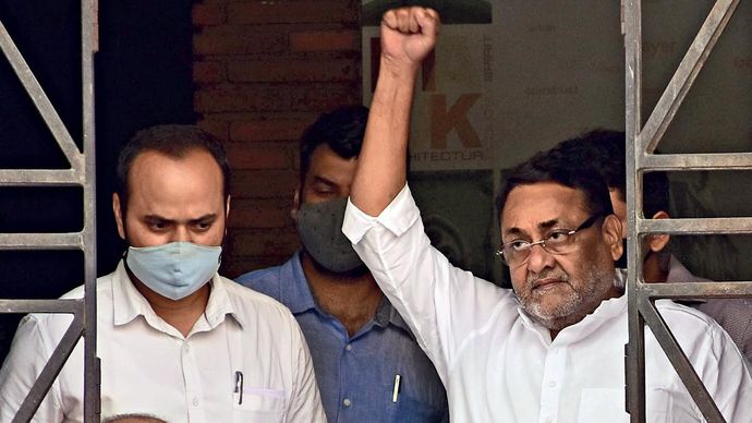 तन गईं मुठ्ठियां एनसीपी नेता नवाब मलिक 23 फरवरी को गिरफ्तारी के बाद ईडी के दफ्तर में