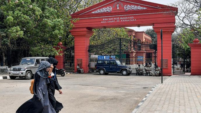 पहनावे का प्रश्न बेंगलूरू में कर्नाटक हाइकोर्ट के गेट के सामने से गुजरती हिजाब पहने युवतियां