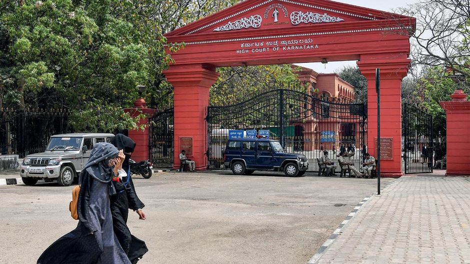 पहनावे का प्रश्न बेंगलूरू में कर्नाटक हाइकोर्ट के गेट के सामने से गुजरती हिजाब पहने युवतियां