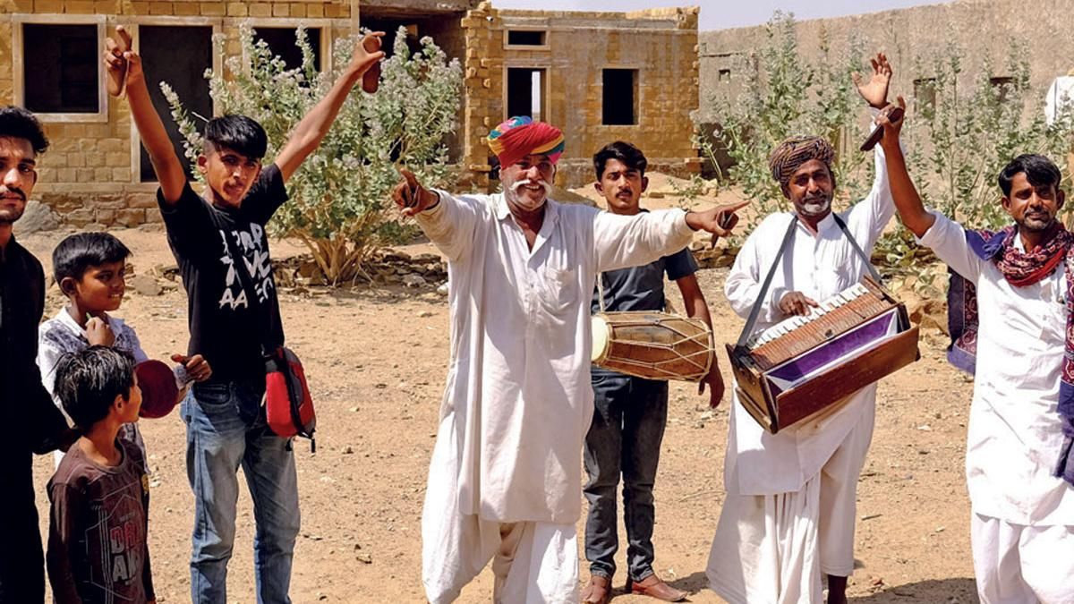 सांसत में सुर सम के रेत के टीलों के पास मुराद खां की ढाणी में आशियाना बचाने के लिए प्रस्तुति देते मांगणियार कलाकार