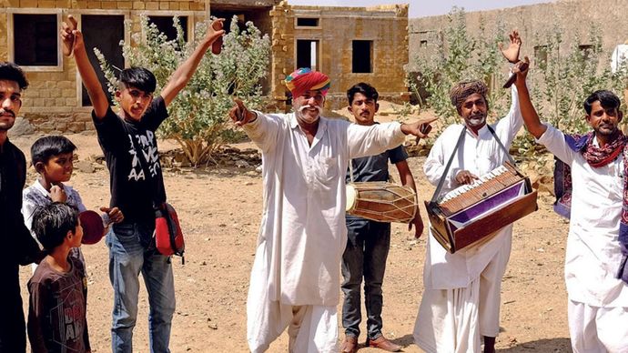 सांसत में सुर सम के रेत के टीलों के पास मुराद खां की ढाणी में आशियाना बचाने के लिए प्रस्तुति देते मांगणियार कलाकार