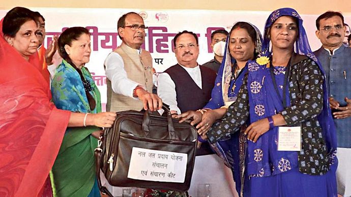 महिलाएं सर्वोपरि देवास में एसएचजी सदस्यों के साथ सीएम शिवराज सिंह और भाजपा अध्यक्ष जे.पी. नड्डा