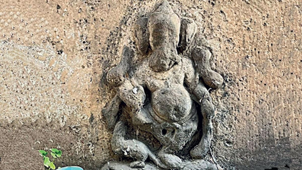 कुतुब मिनार परिसर में गणेश प्रतिमा