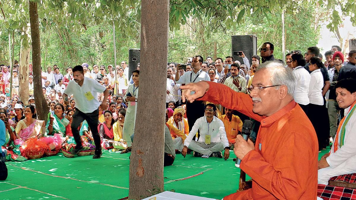 जनता के बीच सरकार : मुख्यमंत्री भूपेश बघेल अंबिकापुर के मंगरेलगढ़ गांव में लोगों से बातचीत करते हुए