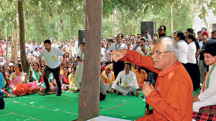 जनता के बीच सरकार : मुख्यमंत्री भूपेश बघेल अंबिकापुर के मंगरेलगढ़ गांव में लोगों से बातचीत करते हुए