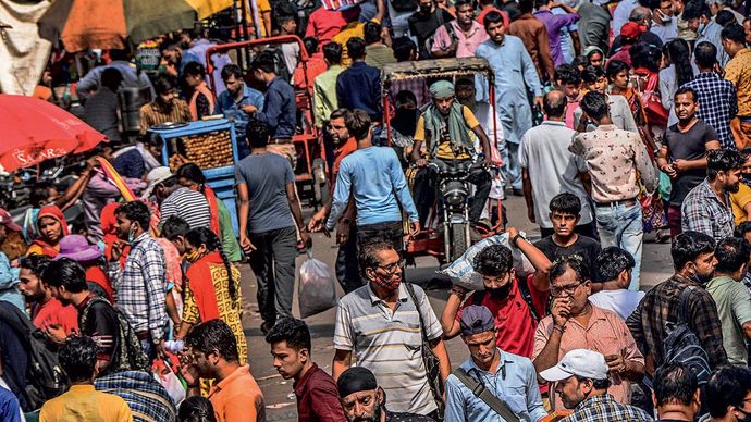 कोई एहतियात नहीं : मास्क न पहनने पर फिर से जुर्माना लगाने के बावजूद पुरानी दिल्ली के सदर बाजार में लोग इसके बिना घूमते नजर आए