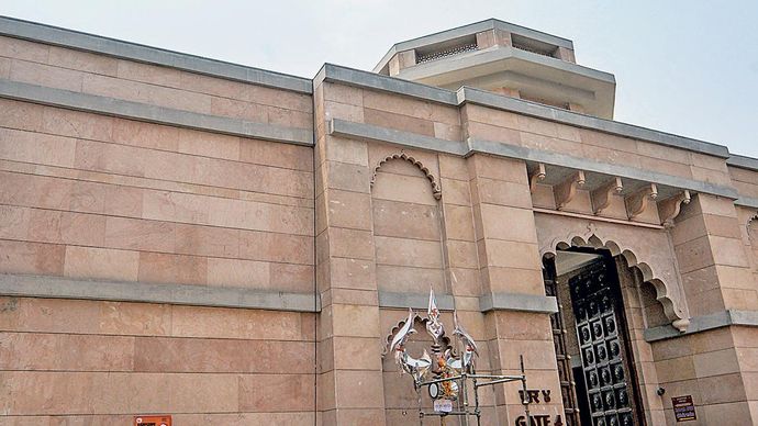 विवाद की जड़ : काशी विश्वनाथ धाम का गेट नंबर 4. यहां से प्रवेश करने पर भीतर ज्ञानवापी परिसर की पश्चिमी दीवार पर शृंगार गौरी की आकृति अंकित है.