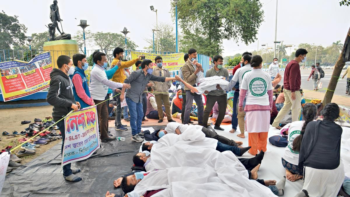 नाराजगी : मध्य कोलकाता में 2019 में भूख हड़ताल पर बैठे प्रदर्शनकारी एसएलएसटी उम्मीदवार