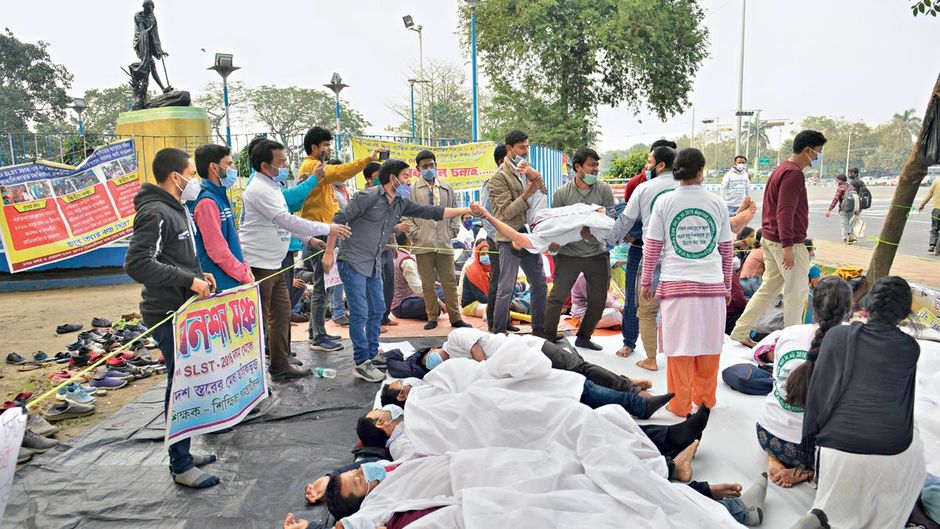 नाराजगी : मध्य कोलकाता में 2019 में भूख हड़ताल पर बैठे प्रदर्शनकारी एसएलएसटी उम्मीदवार