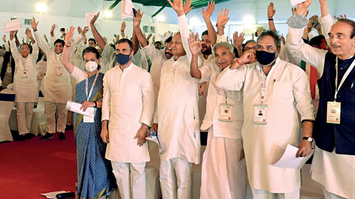 एक नई विचार प्रक्रिया? सोनिया और राहुल गांधी अन्य कांग्रेस नेताओं के साथ उदयपुर में