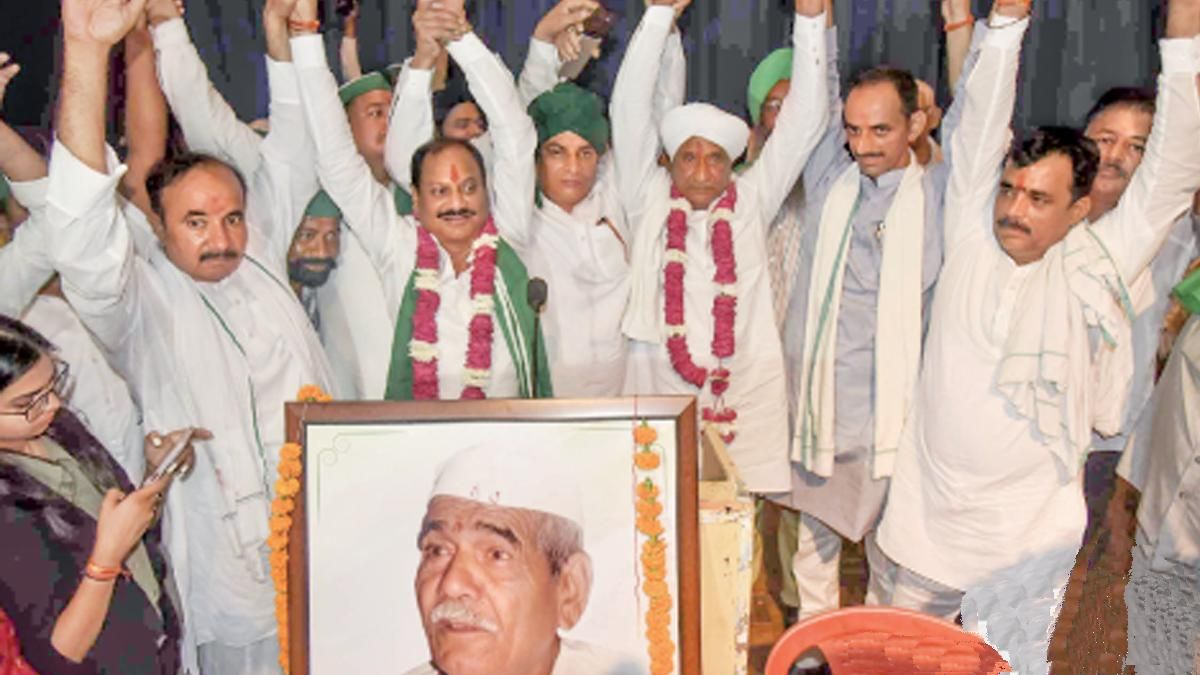 अपना राग : भारतीय किसान यूनियन (अराजनैतिक) के सदस्य