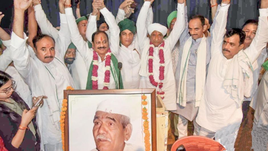 अपना राग : भारतीय किसान यूनियन (अराजनैतिक) के सदस्य