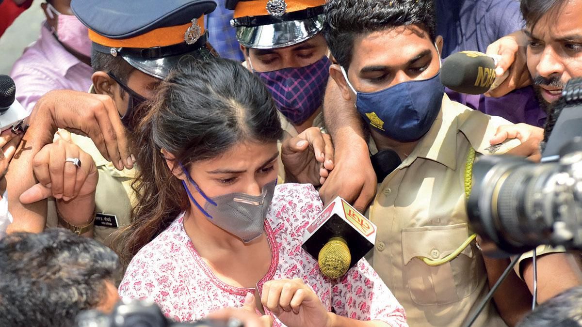 शिकंजे में : रिया चक्रवर्ती सितंबर 2020 में मुंबई के एनसीबी दफ्तर में