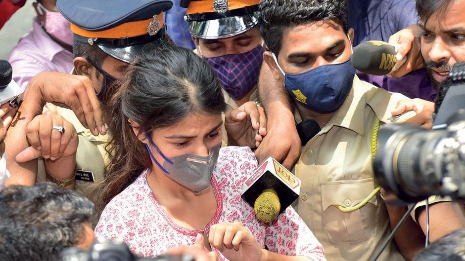 शिकंजे में : रिया चक्रवर्ती सितंबर 2020 में मुंबई के एनसीबी दफ्तर में