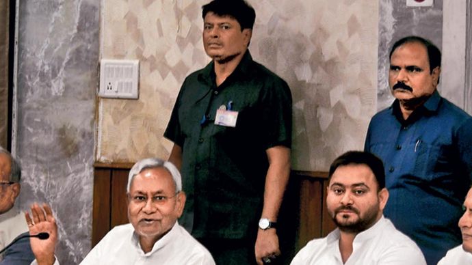 मुख्यमंत्री नीतीश कुमार सर्वदलीय बैठक के बाद बिहार में जातिगत गणना करवाने की घोषणा करते हुए