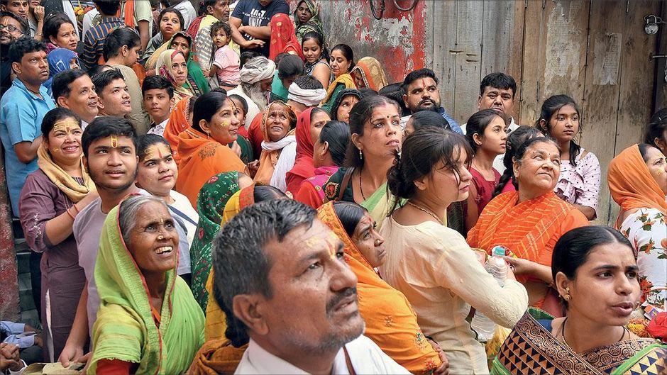 लापरवाही का आलम : वृंदावन में 1 जून को बांके बिहारी मंदिर में बगैर मास्क लगाए लोगों का हुजूम