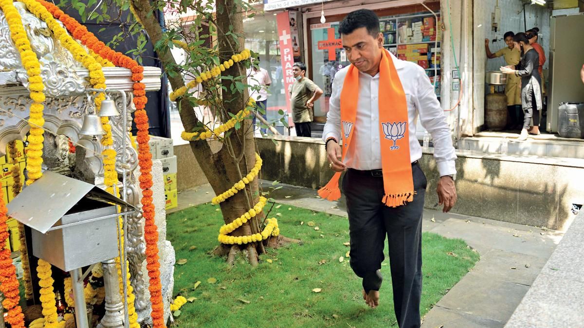 आशीर्वाद की आस : मार्च में चुनाव नतीजा आने से पहले एक मंदिर में परिक्रमा करते प्रमोद सावंत