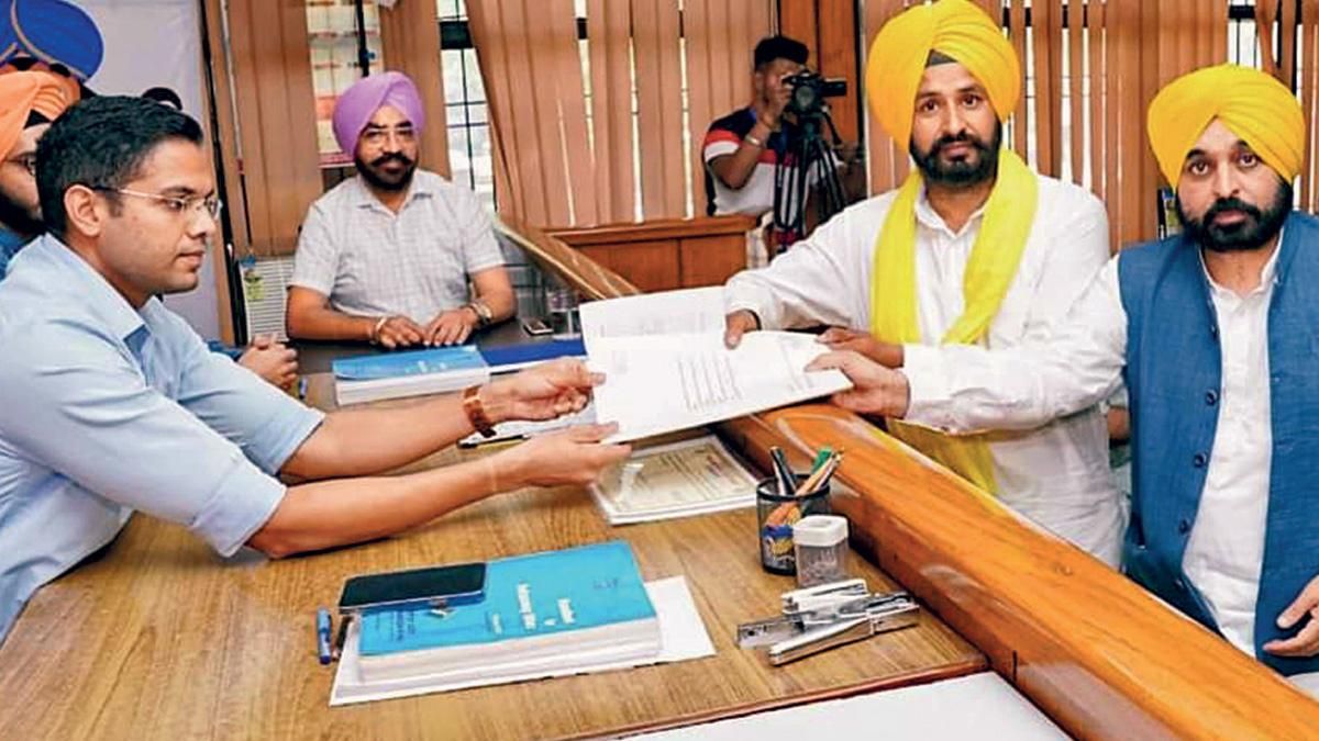 एक कदम और : संगरूर उपचुनाव के लिए नामांकन करते गुरमेल सिंह, उनके बाएं सीएम भगवंत मान