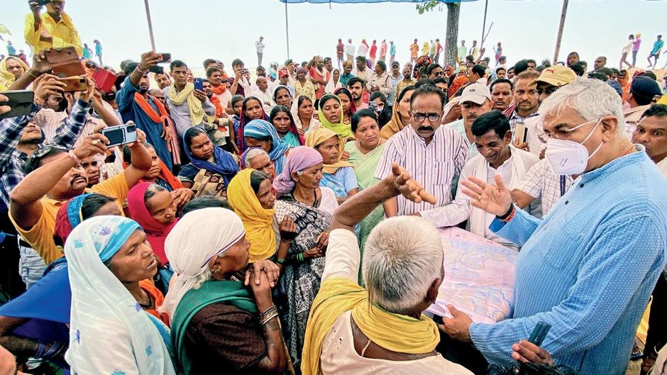 एकजुटता : छत्तीसगढ़ सरकार में मंत्री टी.एस. सिंहदेव हसदेव अरण्य में प्रदर्शनकारियों के साथ