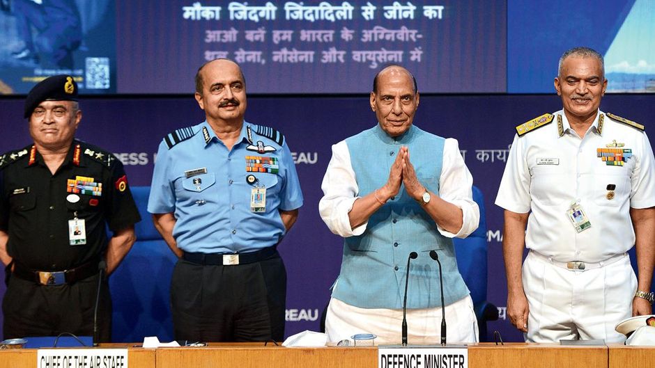 नई पहल : रक्षा मंत्री राजनाथ सिंह 14 जून को तीनों सेना प्रमुखों की मौजूदगी में अग्निपथ योजना का ऐलान करते हुए