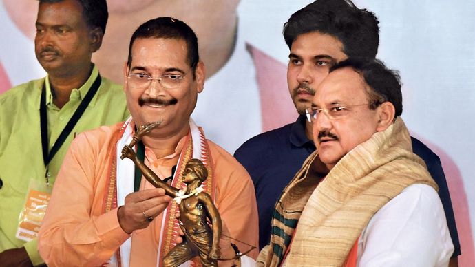 नई रणनीति : भाजपा के प्रदेश अध्यक्ष दीपक प्रकाश पार्टी के राष्ट्रीय अध्यक्ष जे.पी. नड्डा के साथ 5 जून को बिरसा मुंडा विश्वास रैली में