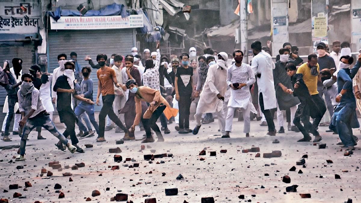 बवाल : कानपुर में पत्थर बरसाते उपद्रवी