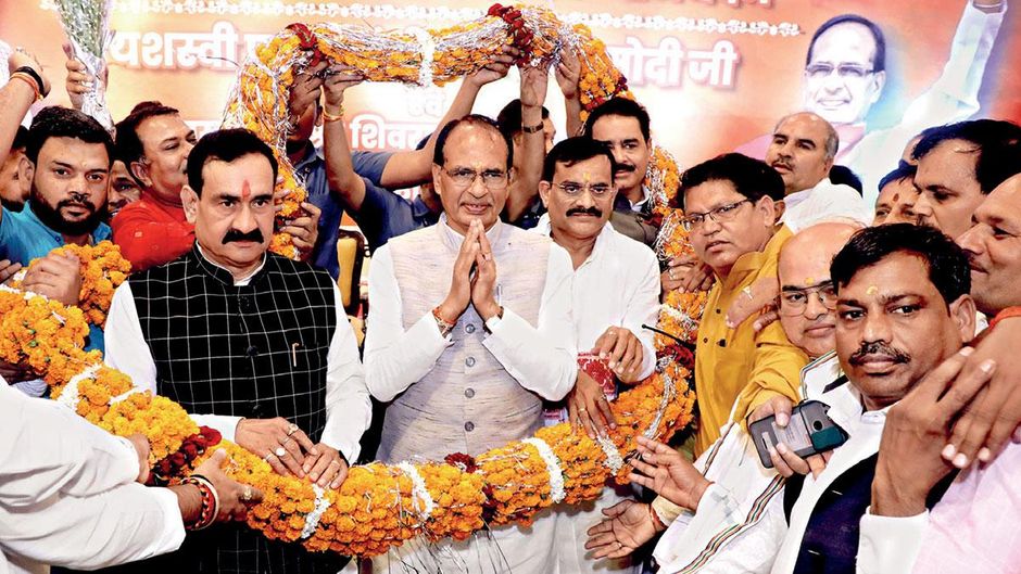 उलझन : एक कार्यक्रम में मुख्यमंत्री चौहान और अन्य नेता