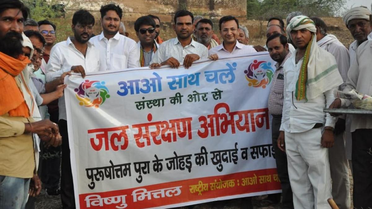 विष्णु मित्तल और 'आओ साथ चलें' संस्था के काम से जुड़े अन्य लोग