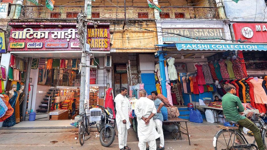 गौरवशाली अतीत : प्रयागराज में कपड़ों की दुकानों के बीच ओझल हो गया शहर कांग्रेस कमेटी का दफ्तर