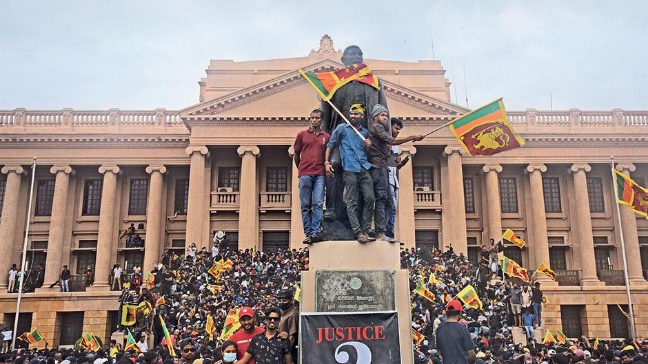 ताकत जनता की : राष्ट्रपति गोटाबाया राजपक्षे के इस्तीफे की मांग को लेकर राष्ट्रपति सचिवालय पर श्रीलंकाई प्रदर्शनकारियों का धावा