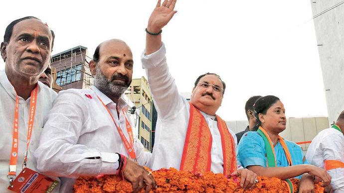 भगवा सेना : भाजपा अध्यक्ष जेपी नड्डा हैदराबाद में एक रोडशो करते हुए