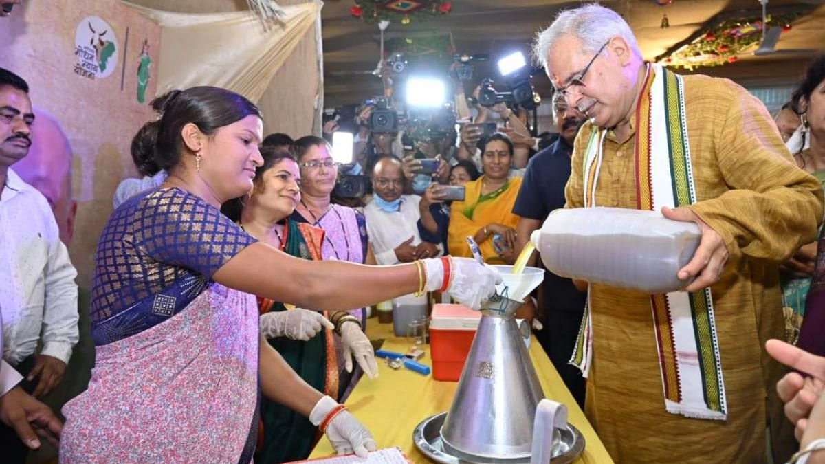 गौमूत्र की खरीद की शुरुआत करते मुख्यमंत्री भूपेश बघेल