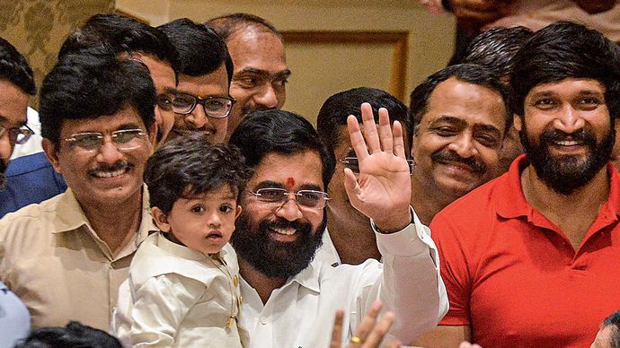 नई खुशी: मुंबई में 30 जून को शपथ ग्रहण के बाद अपने पोते के साथ नए मुख्यमंत्री एकनाथ शिंदे