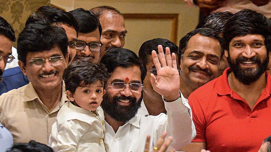 नई खुशी: मुंबई में 30 जून को शपथ ग्रहण के बाद अपने पोते के साथ नए मुख्यमंत्री एकनाथ शिंदे