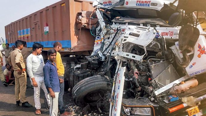 आगरा लखनऊ एक्सप्रेसवे पर ट्रक-कंटेनर की भीषण भिड़ंत के बाद क्षतिग्रस्त कंटेनर