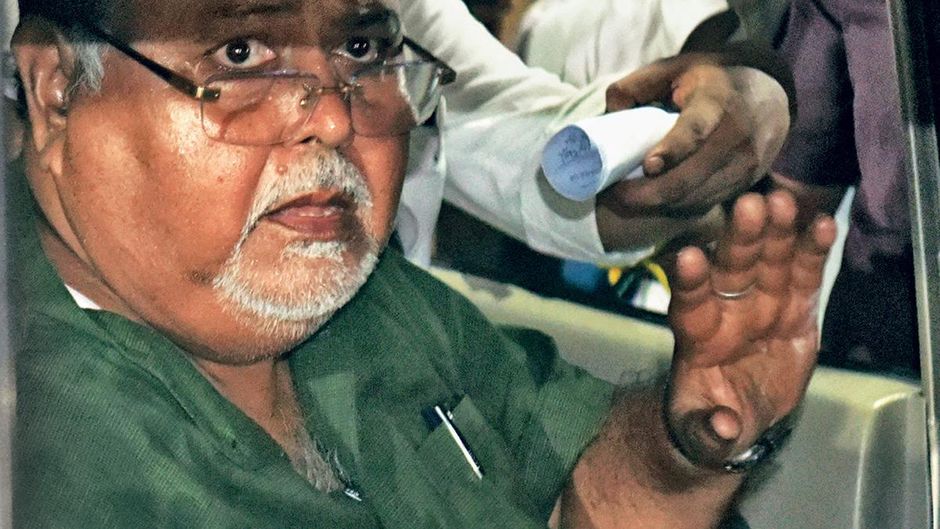 ईडी अदालत में पेशी के दौरान पार्थ चटर्जी