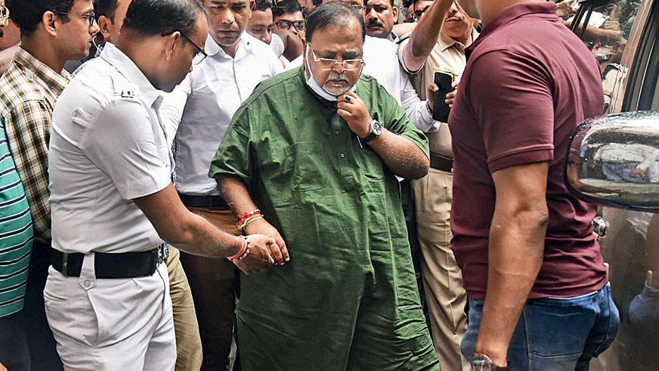 जाल और जंजाल : गिरफ्तार तृणमूल नेता पार्थ चटर्जी कोर्ट में पेश होते हुए