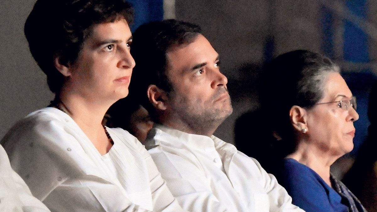 सब साथ-साथ हैं : नई दिल्ली में आयोजित एक कार्यक्रम में प्रियंका, राहुल और सोनिया गांधी