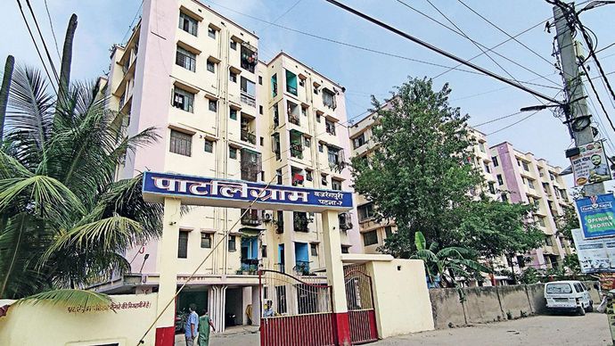 बाहर से सुंदर, अंदर अधूरा : पटना के पाटलीग्राम हाउसिंग सोसाइटी का नजारा. यहां के लोग असुविधाओं से जूझ रहे हैं.