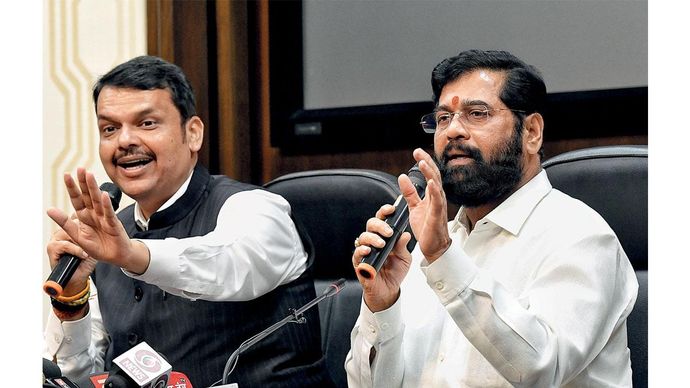 फिसल गया मौका? महाराष्ट्र के मुख्यमंत्री एकनाथ शिंदे के साथ उपमुख्यमंत्री देवेंद्र फडणवीस