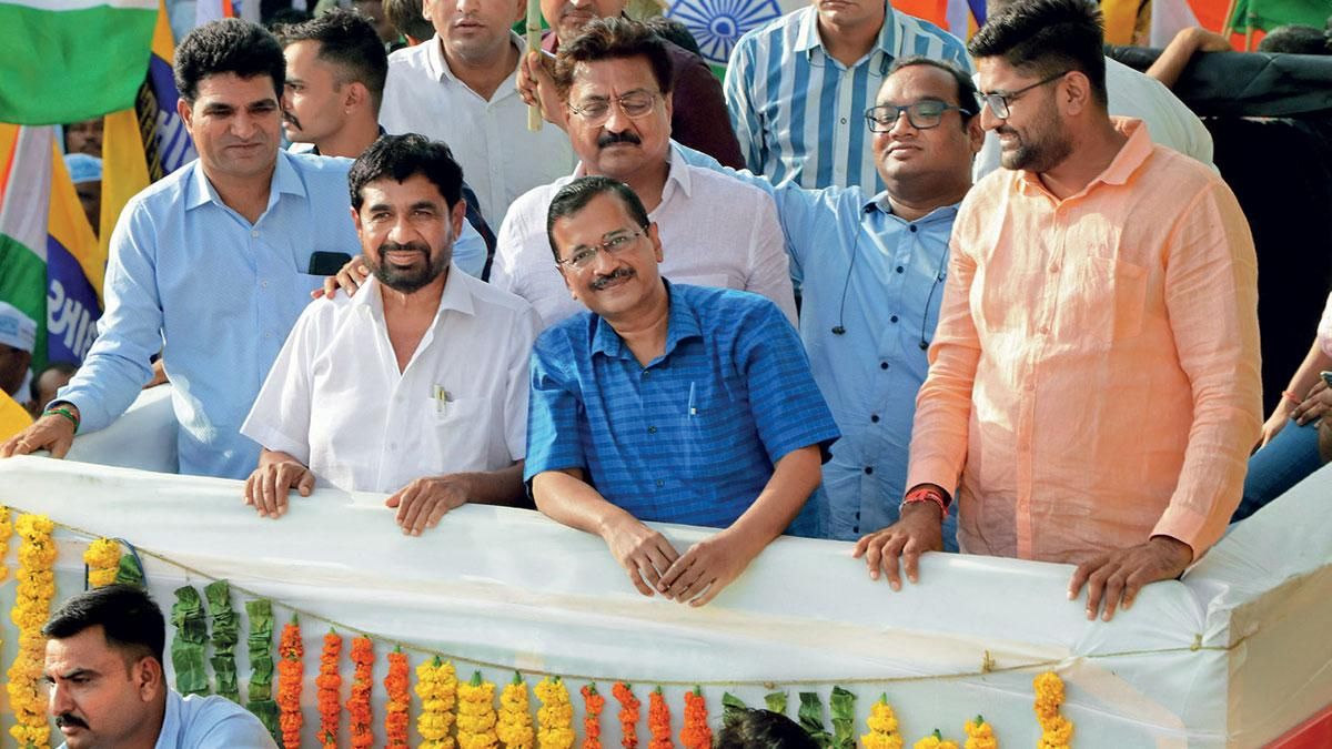 आम आदमी पार्टी नेता अरविंद केजरीवाल जून में मेहसाणा में तिरंगा यात्रा के दौरान